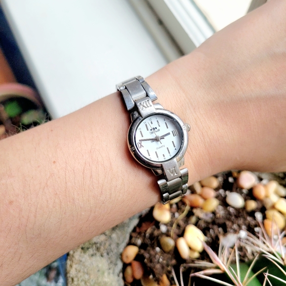 Vintage Nexus Quartz Silver Classic Roman Numerals Watch - Picture 1 of 8